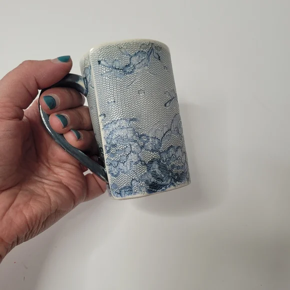 Handmade ceramic mug with teal floral lace print - Picture 6 of 10